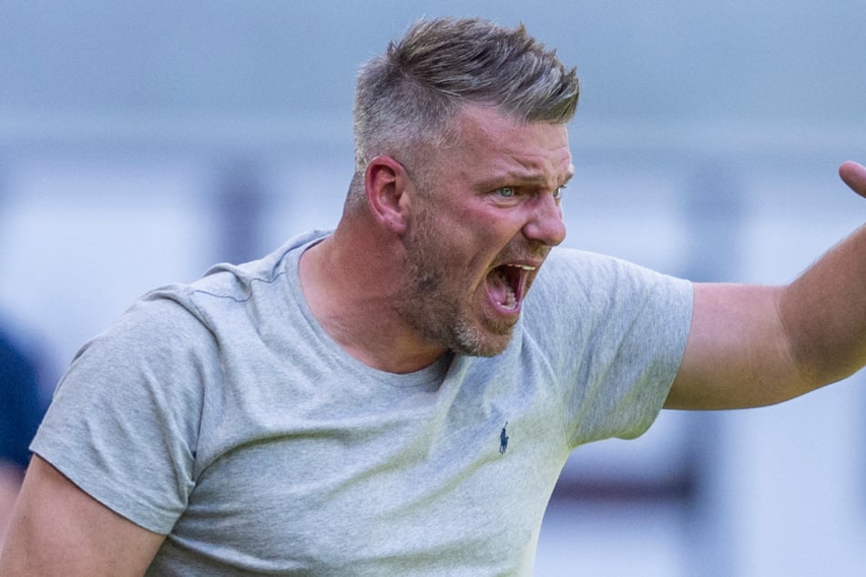 Am Spielfeldrand zeigt sich Lukas Kwasniok (44) immer wieder emotional.