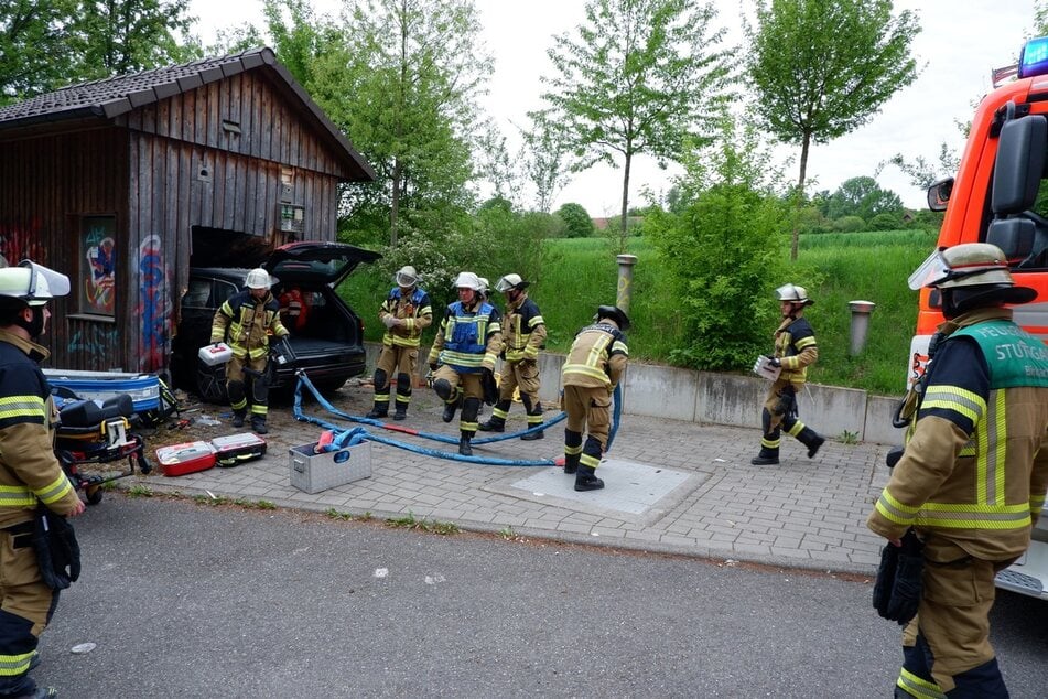 Die Feuerwehr zog das Unfallauto aus der Technikstation.