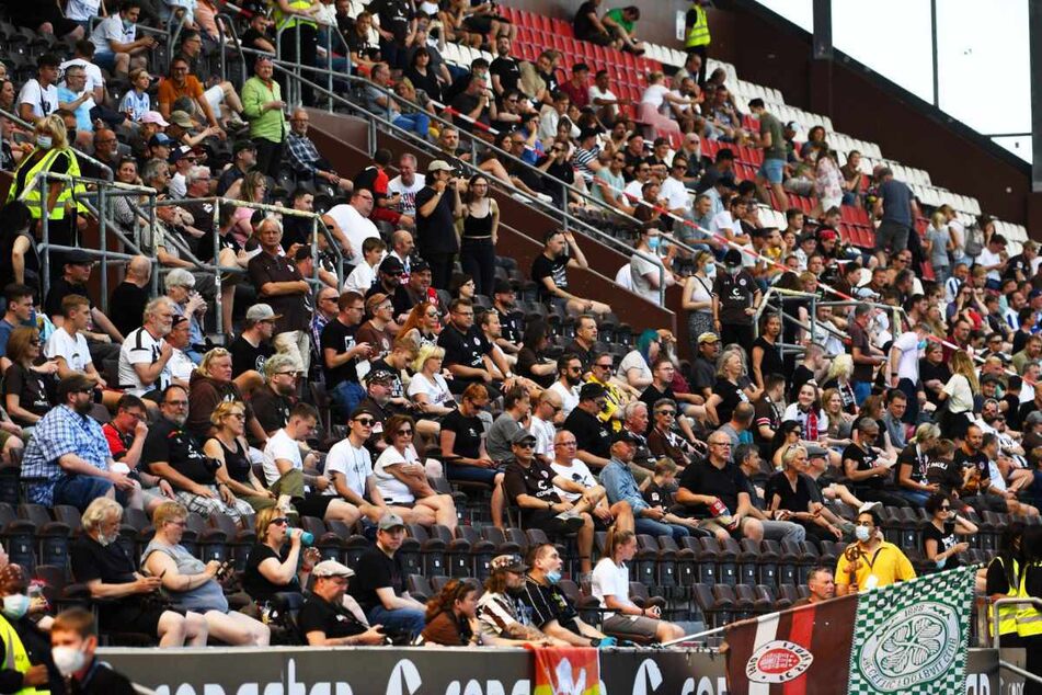 2500 Fans verfolgten den Testkick vom FC St. Pauli gegen Hertha BSC Berlin am Millerntor.