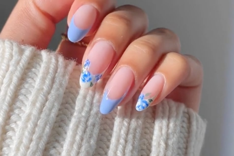 TikToker glossytipped showed viewers how to create this baby blue pastel nail design.
