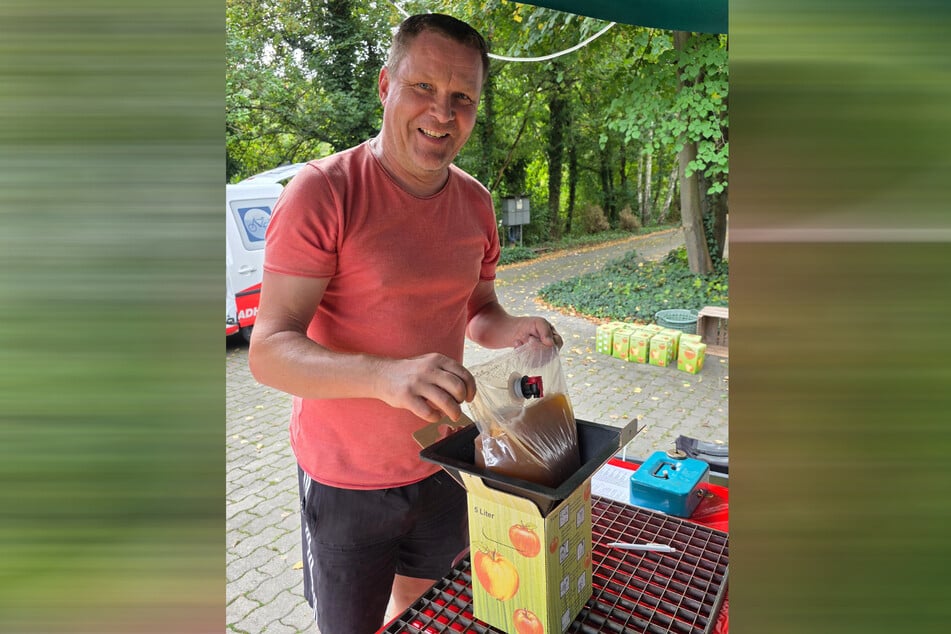 Apfelparadies-Kunde René Baumann (50) freut sich über den Saft aus seinen Äpfeln.