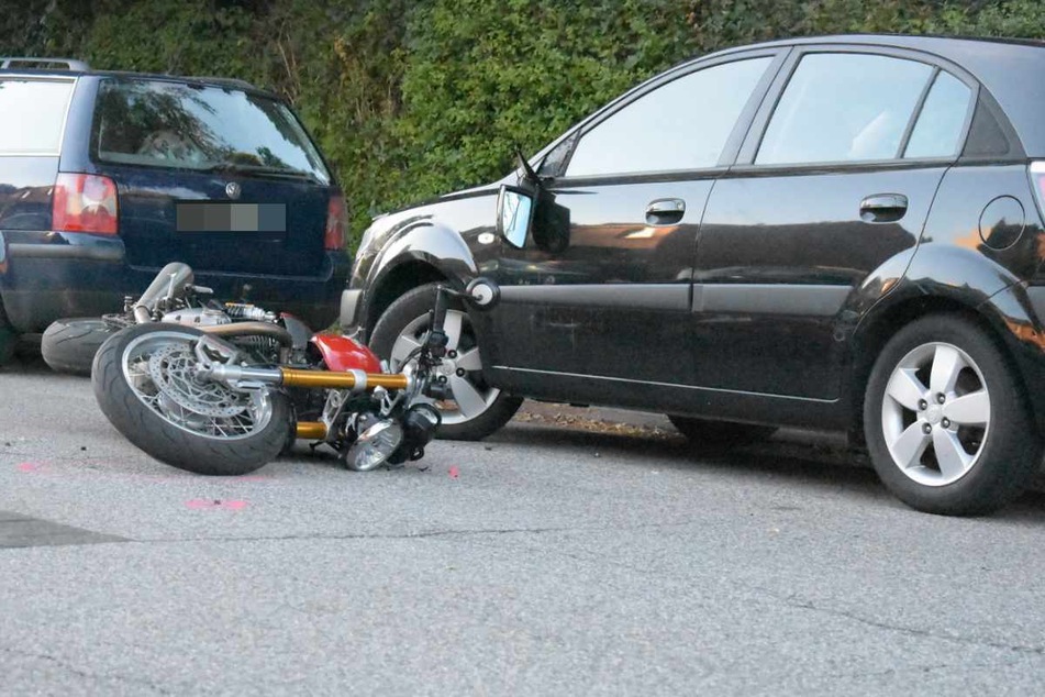 Der Motorradfahrer kam aus noch ungeklärter Ursache zu Fall.