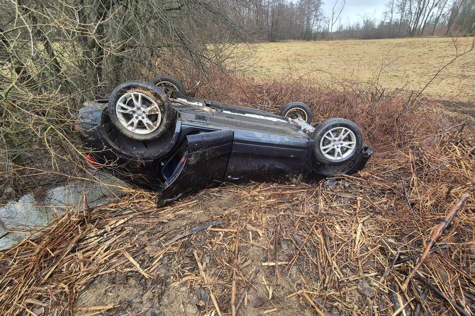 Der Audi überschlug sich und landete auf dem Dach.