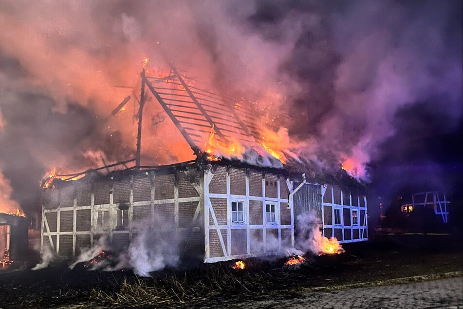 Ein Fachwerk-Reetdachhaus brannte nieder.