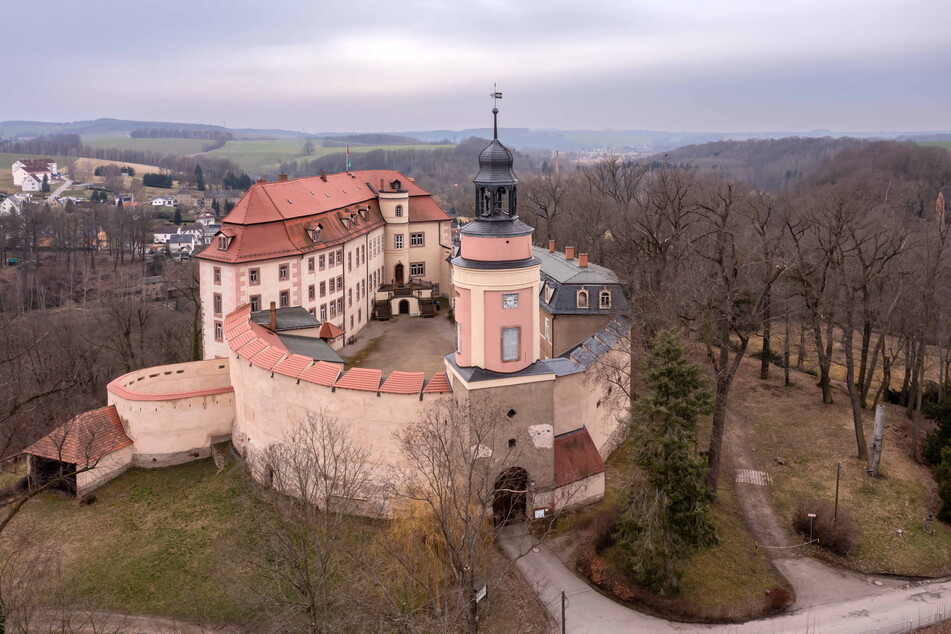 Schloss Wolkenburg wurde ab dem 17. Jahrhundert von der Familie von Einsiedel zum Renaissanceschloss und später zum Barockschloss umgebaut.
