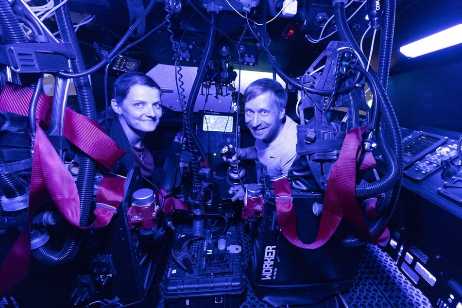 Unter dem Meer: Redakteurin Antje Ullrich durfte neben Erik Herbert (37) auf dem Kapitänsstuhl des U-Boot-Simulators Nemo 3 Platz nehmen.