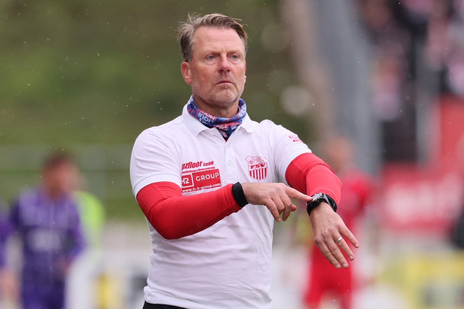 Läuft die Zeit von Rico Schmitt (58) nach dreieinhalb Jahren an der Seitenlinie beim FSV Zwickau langsam ab?