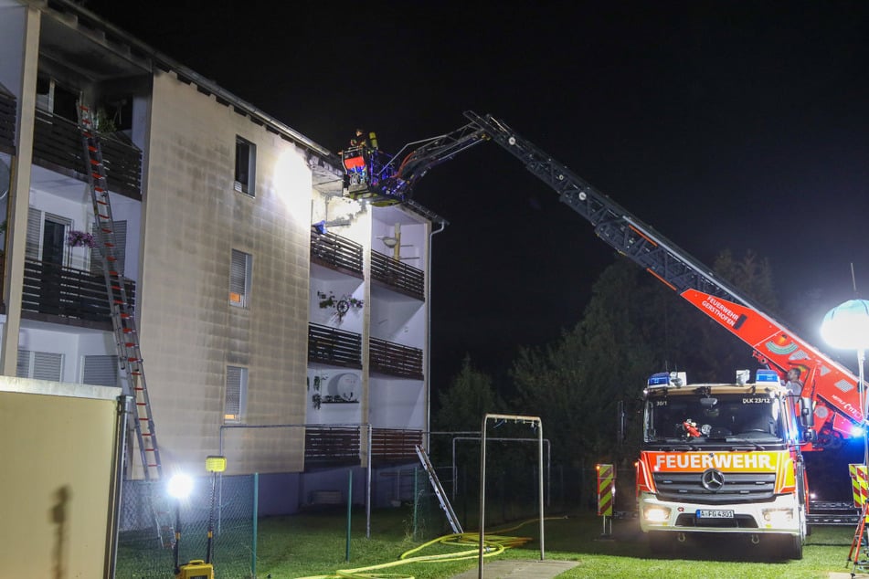Die Feuerwehr konnte eine 71-jährige Bewohnerin vom Balkon der Wohnung retten. Für einen 76-Jährigen kam jede Hilfe zu spät.