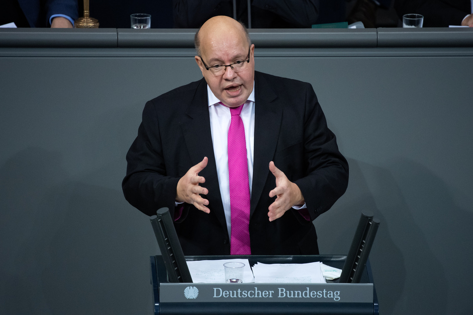 Peter Altmaier (62, CDU), Bundesminister für Wirtschaft und Energie, spricht im Bundestag. Er sichert eine schnelle Auszahlung der Corona-Hilfen für Betroffene zu.