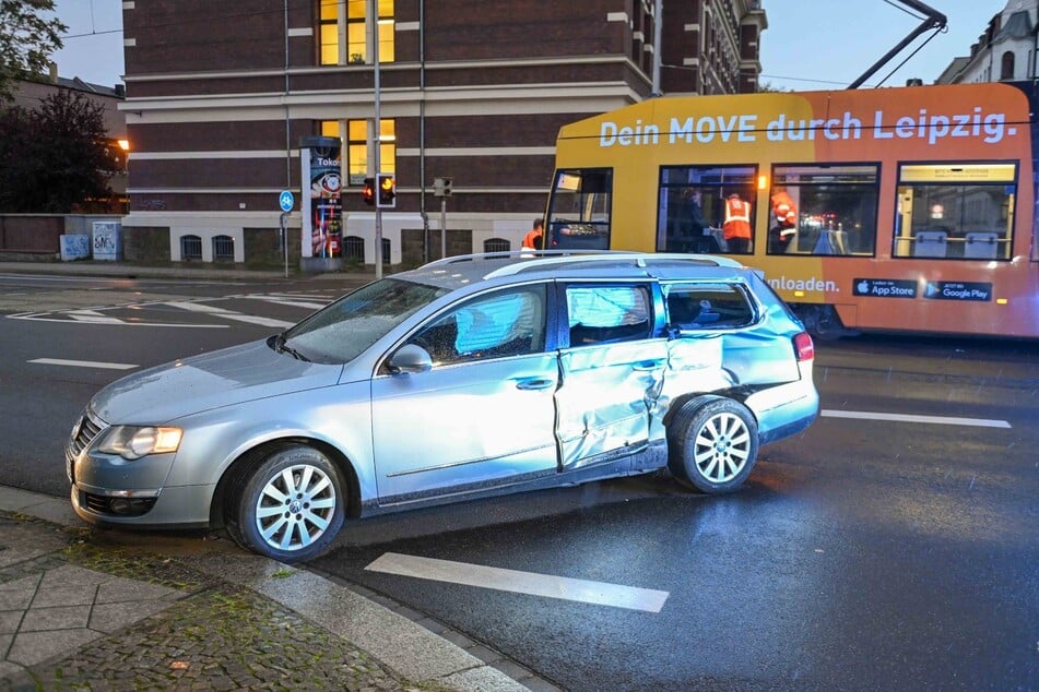 Eine Straßenbahn und ein VW sind am Donnerstagabend auf der Georg-Schumann-Straße zusammengestoßen.