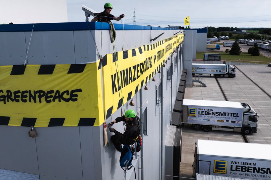 Einige Aktivisten seilten sich vom Dach ab und blieben an der Wand hängen.