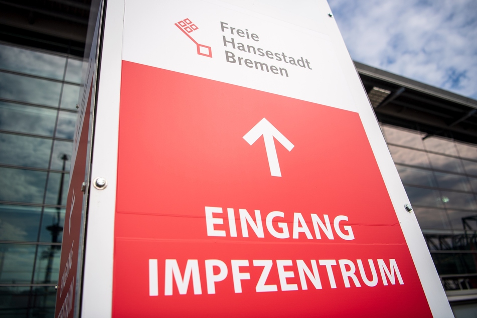 Ein Schild weißt auf das Impfzentrum von Bremen hin. Die Entschädigung für Ungeimpfte bei einem Verdienstausfall entfällt in Zukunft.