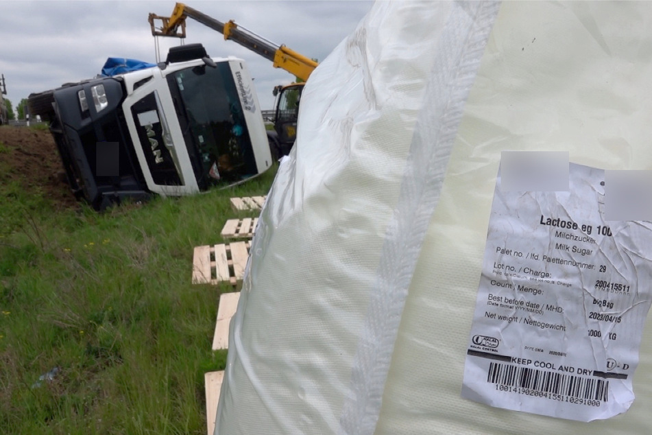 Um den Lkw wieder aufstellen zu können, musste seine Ladung erst abtransportiert werden.