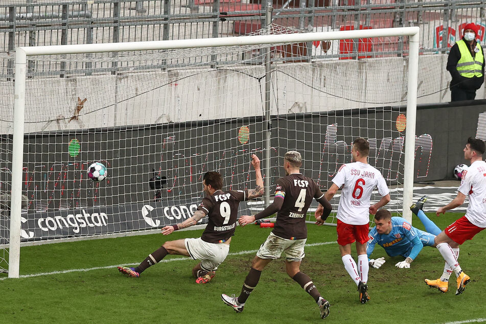 Nach Vorlage von Daniel-Kofi Kyereh drückt Mittelstürmer Guido Burgstaller (l.) den Ball zum 1:0 für den FC St. Pauli gegen den SSV Jahn Regensburg über die Linie.