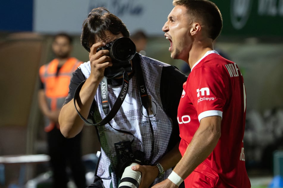 Kilian Fischer jubelt nach Spielende.