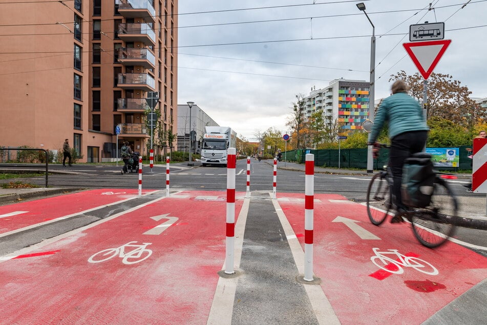 Mithilfe des Geldes kann die Radroute Ost fertiggestellt werden. An der Canalettostraße/Ecke Comeniusstraße ist derweil eine neue Rad-Markierung hinzugekommen.