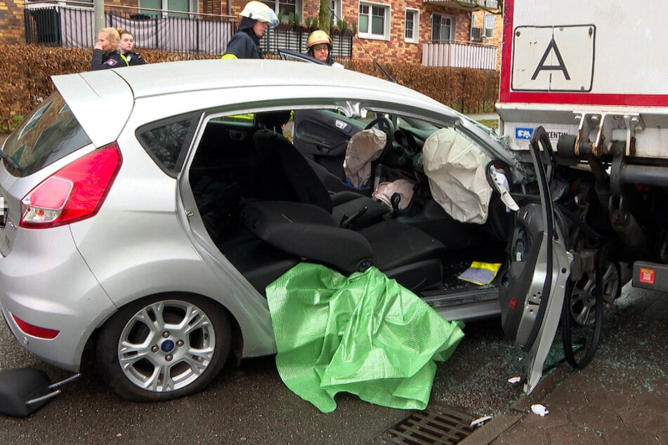 Der Ford krachte in einen am Straßenrand geparkten Lkw und wurde erheblich beschädigt.