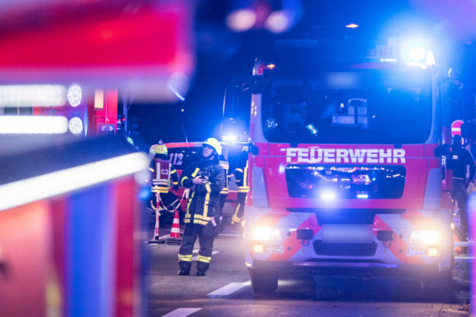 Nächtlicher Feuerwehreinsatz in Südhessen: Garttenhütten und Wohnwagen brennen lichterloh