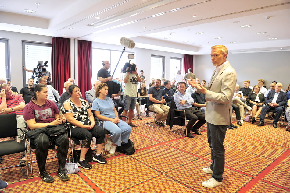 Im Zwickauer Hotel "First Inn" diskutierte FDP-Chef Lindner mit 100 Bürgern über Pflege, Wirtschaft und Migration.