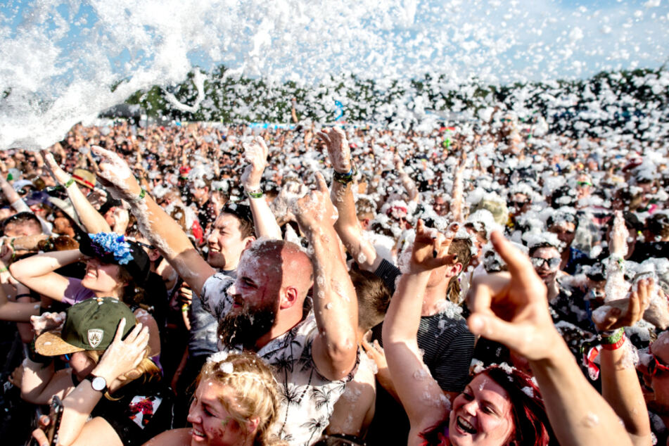 Festivalbesucher auf dem "Hurrikane" im Jahr 2019 (Archivbild).
