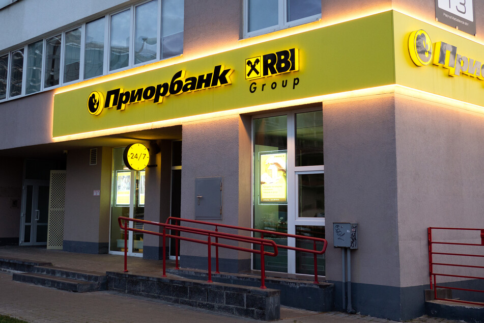 Die österreichische Raiffeisenbank stoppt ihre Geschäfte mit Belarus. Unter dem Namen Priorbank betrieben die Österreicher eine der wichtigsten Fillialbanken in dem osteuropäischem Land.