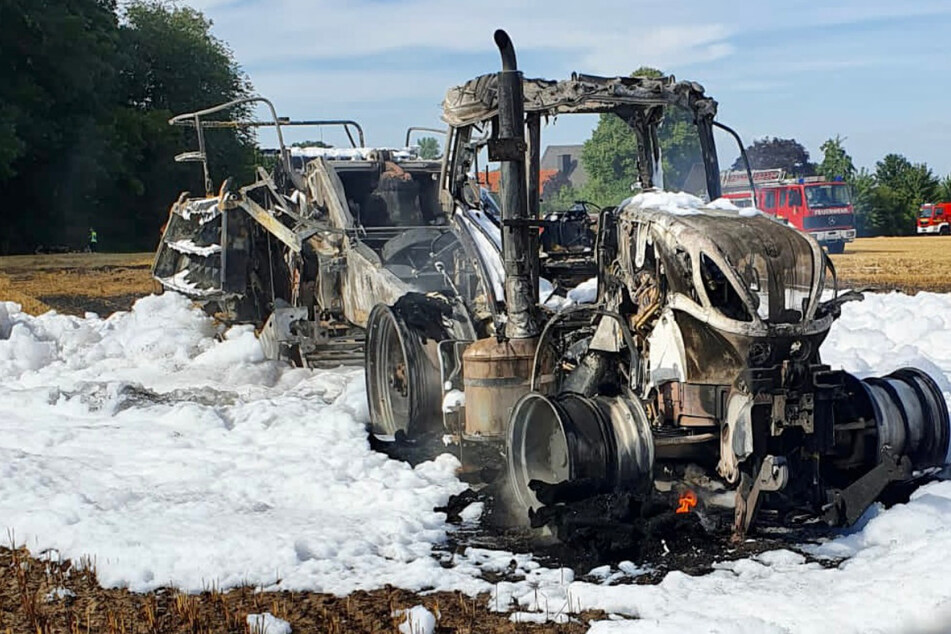 Traktor brennt auf Stoppelfeld: Bauern ergreifen ungewöhnliche Hilfe-Maßnahme
