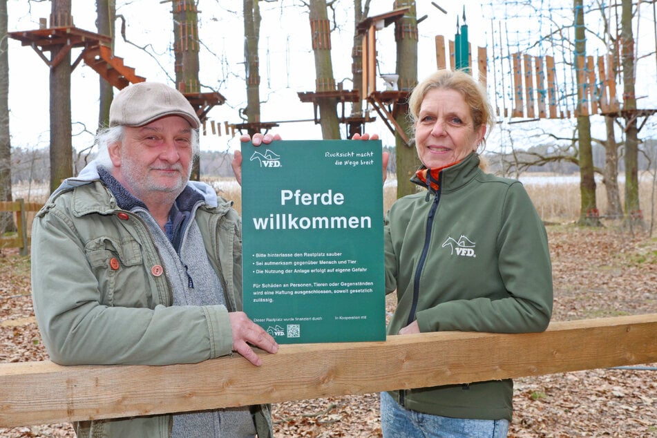 Dariusz Wieczorek (58) und Sabine Köhler (63) laden zur Reiterrast im Moritzburger Hochseilgarten am Mittelteich ein.
