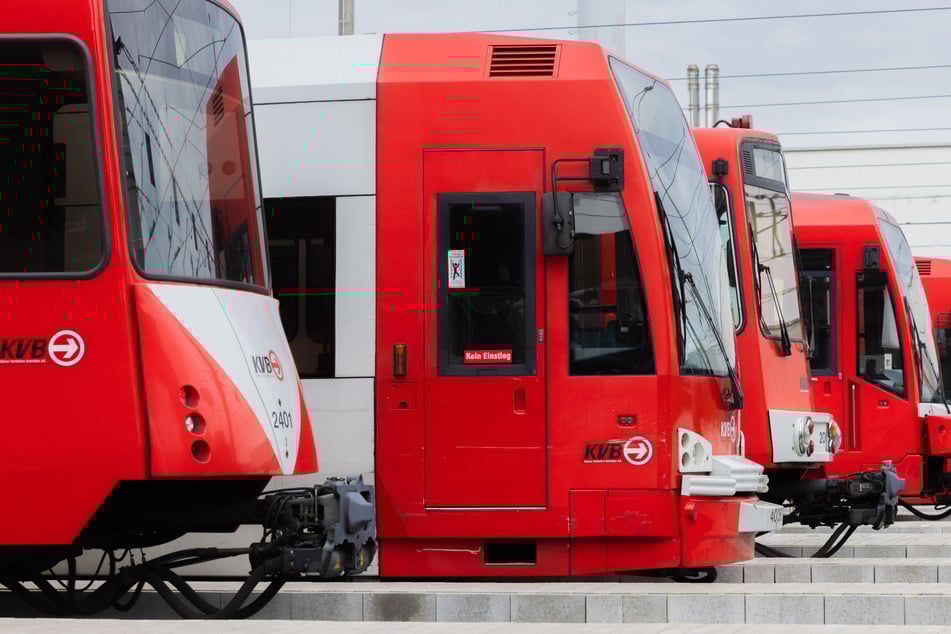Die KVB-Linie 16 fährt nach dem Abschluss der Erneuerungsarbeiten in Niehl am Montagmorgen wieder ihren gewohnten Weg.