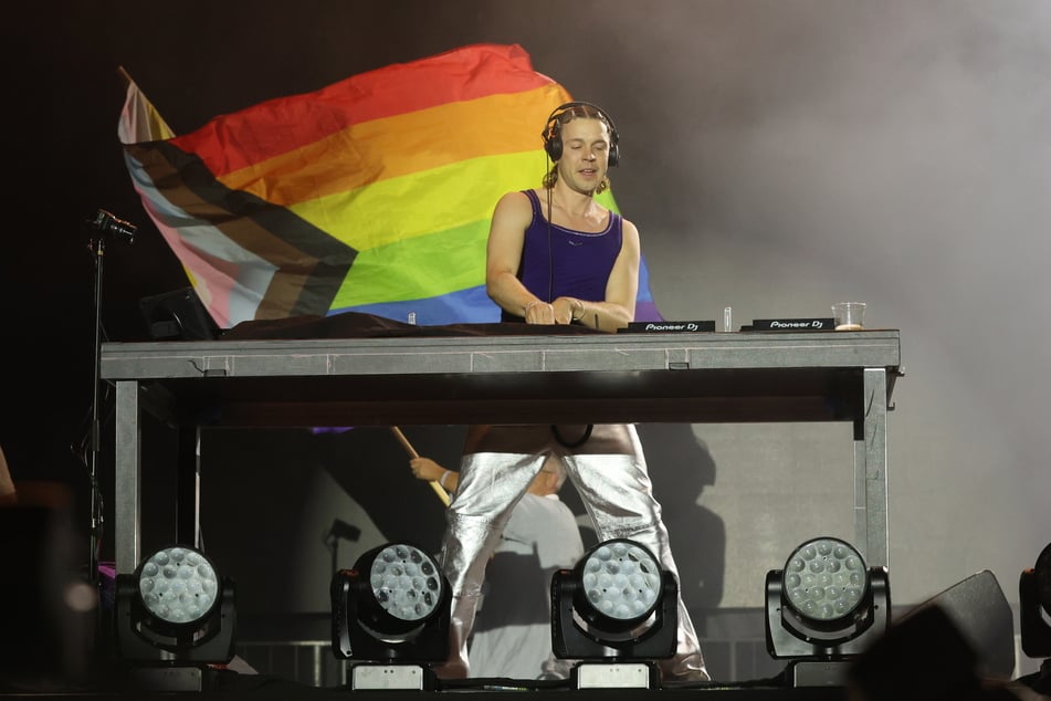 Rund anderthalb Stunden lang spielte Felix Jaehn seine Hits zur Feier des CSD.