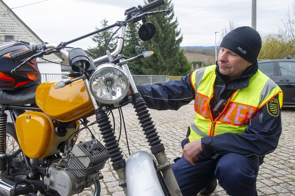 Polizeihauptmeister Michael Günther (49) begutachtet eine Simson.