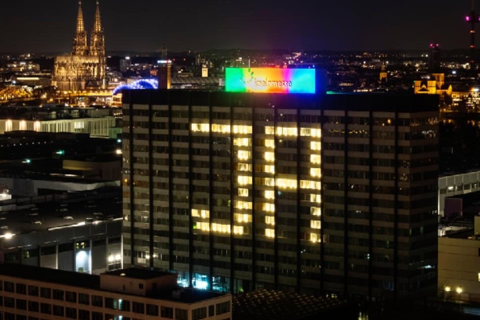 Vom 1. bis zum 19. April ist der Schriftzug "Ja" am Messehochhaus der Koelnmesse zu sehen.