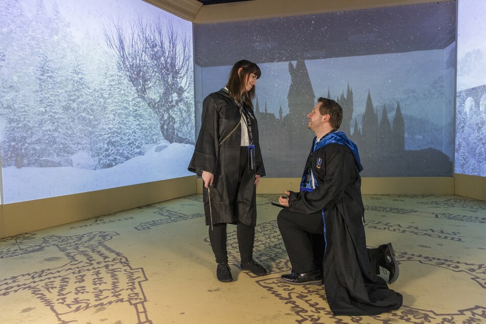 Heiratsantrag zwischen Superfans: Christoph Uhlig (33) überraschte seine schwangere Freundin Rebekka Schwarz (29) mitten in der Ausstellung mit einem Antrag - und sie hat "Ja!" gesagt.