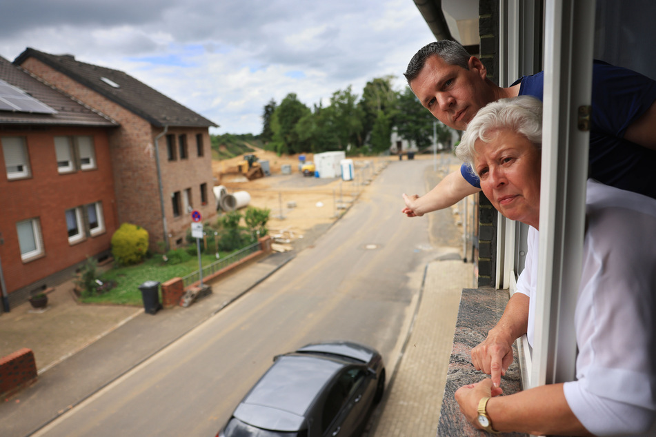 Maria Dunkel (68) und Sohn Thomas blicken auf ihre Straße hinunter, die immer noch Spuren der Flut zeigt.
