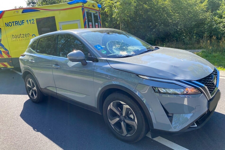 In der Windschutzscheibe des Nissan Qashqai sind Spuren des Aufpralls zu sehen.