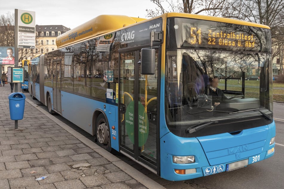 Nach der sexuellen Belästigung am Montagabend wird der unbekannte Mann von der Polizei gesucht. Dafür sucht sie nach Zeugen, die auch mit diesem Bus gefahren sind. (Archivbild)