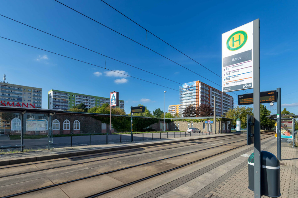 An der Haltestelle "Ikarus" wurde ein 24-jähriger Mann von einem Unbekannten zu Boden getreten und leicht verletzt.
