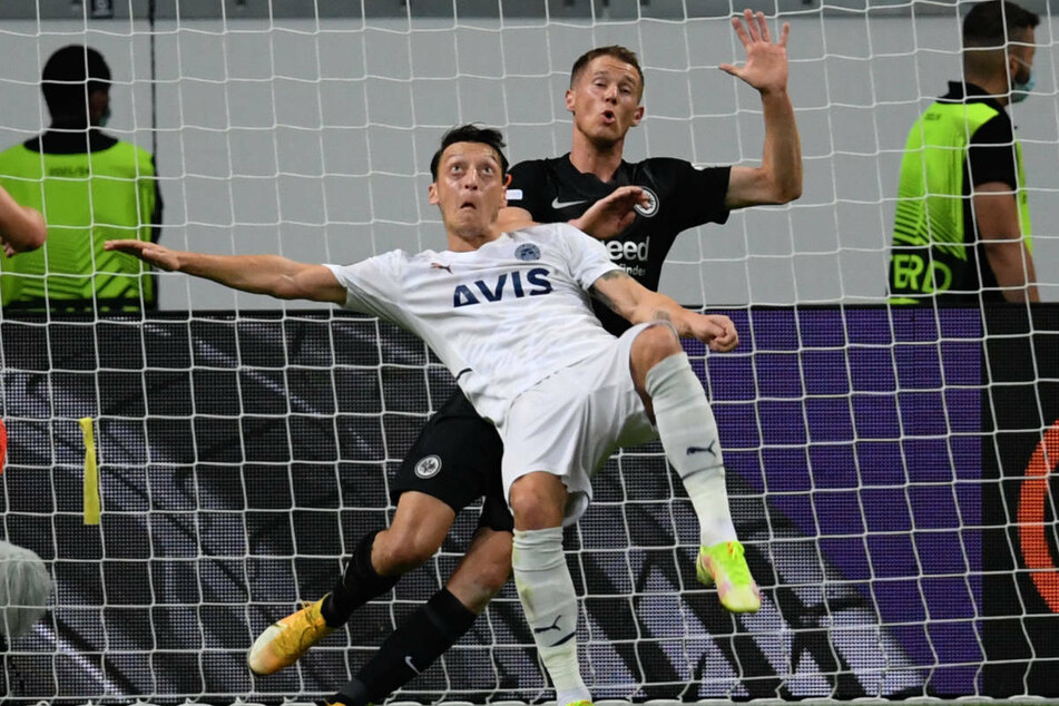 Mesut Özil (l.) im Zweikampf mit Frankfurts Erik Durm (29): Nach dem Spiel hatten die beiden Weltmeister eine längere freundschaftliche Plauderei.