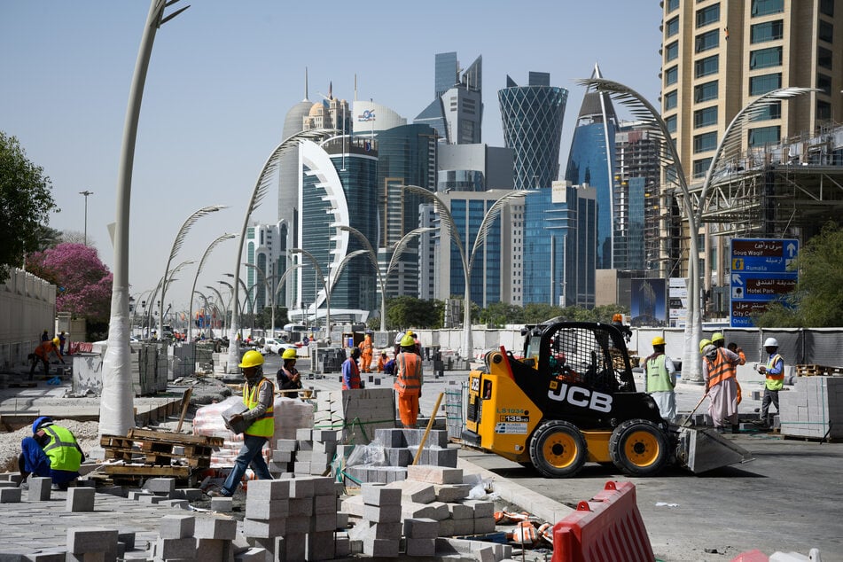 Bauarbeiter erneuern Straßen in der Innenstadt von Doha. Der Umgang des Golfstaates mit ausländischen Kräften sorgte in der Vergangenheit immer wieder für Gegenwind.