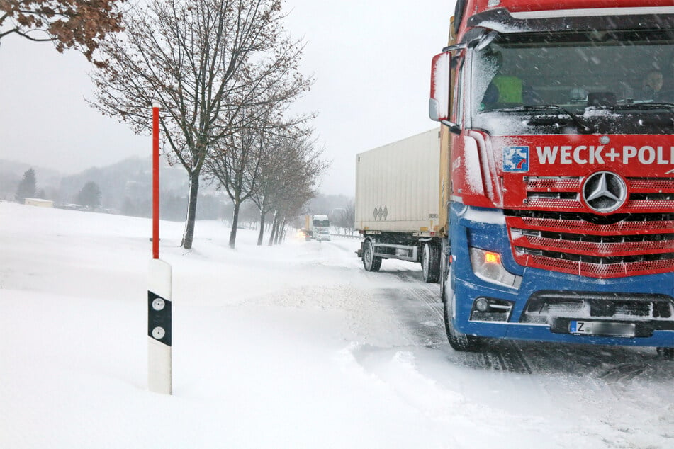 Ein polnischer Lkw-Fahrer sprach von sibirischen Verhältnissen und steckte ebenfalls im Schnee fest.