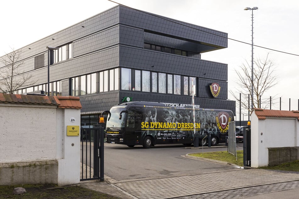 Der Mannschaftsbus rollte am Freitagmittag in Richtung Großaspach. Mit an Bord: Stefan Kutschke.