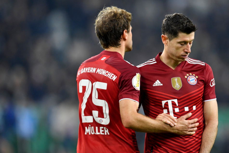 Thomas Müller (33) spricht sich für den Verbleib von Robert Lewandowski (33, r.) beim FC Bayern aus.