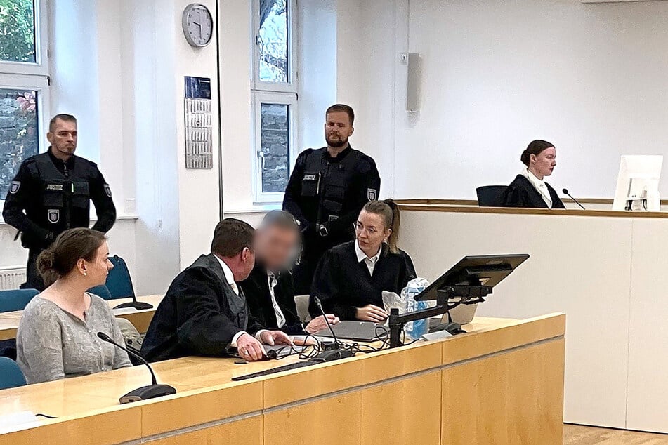 Der Gymnasiallehrer steht wegen sexuellen Missbrauchs einer Schülerin vor dem Landgericht Erfurt in Thüringen.