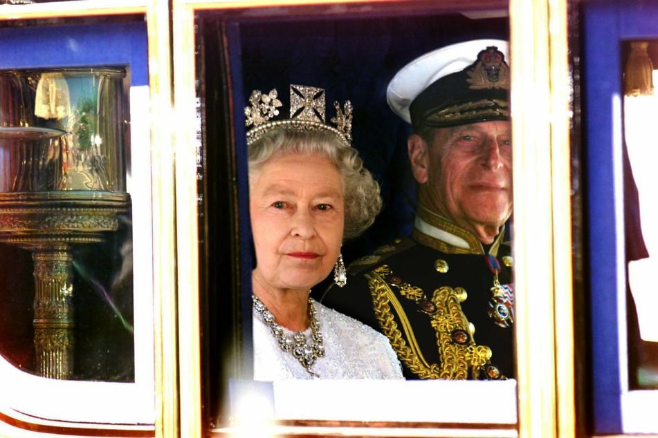 Königin Elizabeth II. von Großbritannien (94) und ihr Gatte Prinz Philip (†99) im Juni 2001 in London. (Archivbild)