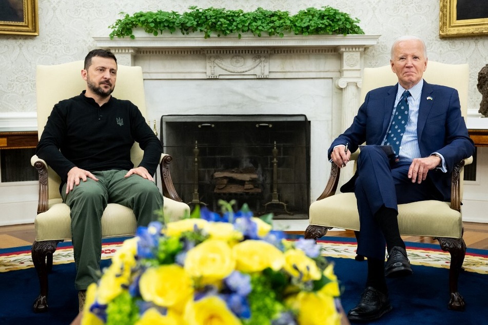 Ukrainian President Volodymyr Zelensky (l.) has thanked US President Joe Biden for the new sanctions on Russia.