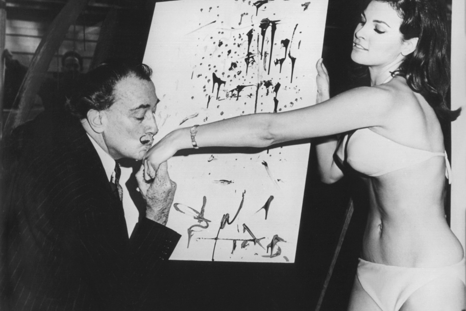In dem Schaufenster eines Geschäftes steht Raquel Welch, Hauptdarstellerin des Films "Eine fantastische Reise", dem spanischen Maler Salvador Dali Modell.