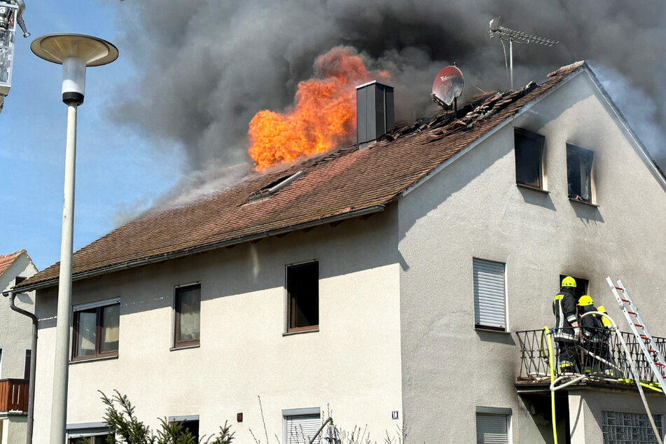 Die Feuerwehr konnte den Brand zwar löschen, für einen Mann kam allerdings jegliche Hilfe der alarmierten Rettungskräfte zu spät.