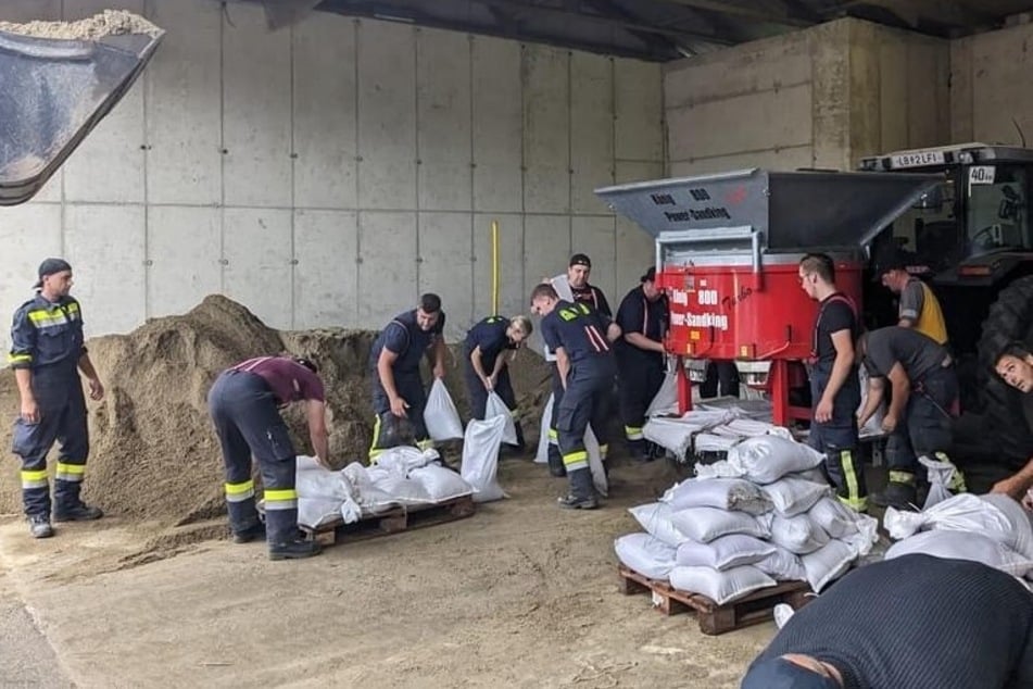 Die Kameraden der Feuerwehr arbeiten unter Hochdruck.