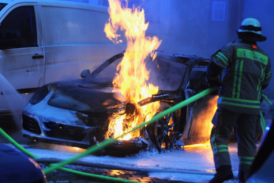 Ein Feuerwehrmann bei Löscharbeiten.
