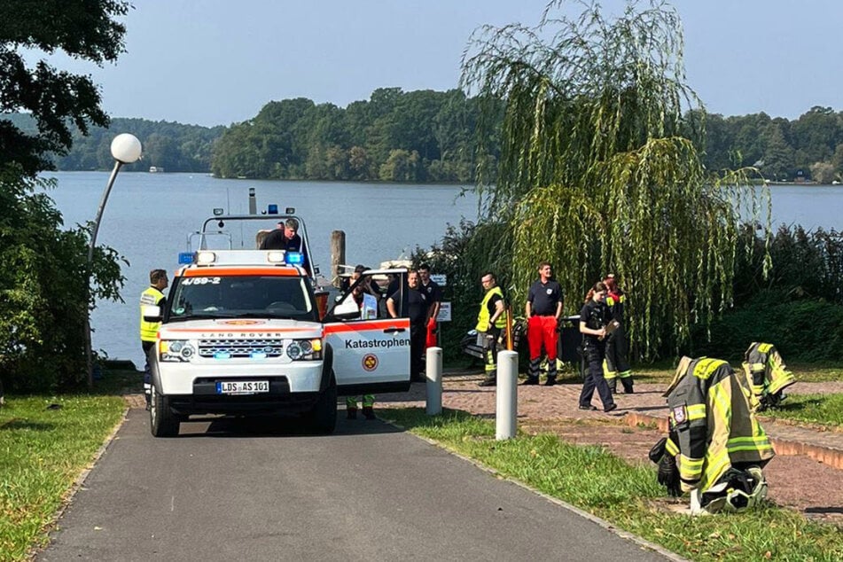 Alarmierte Rettungs- und Einsatzkräfte konnten für die drei leblosen Menschen nichts mehr tun.