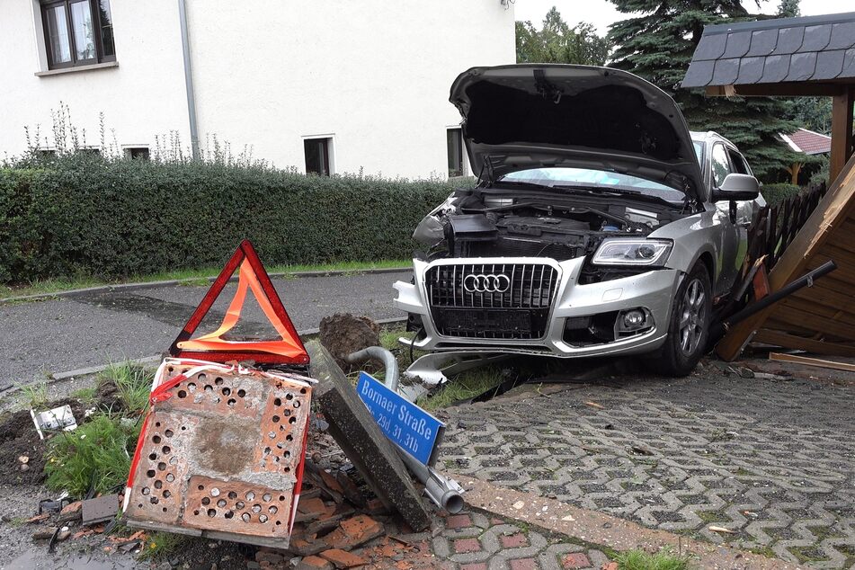 Der Audi wurde bei dem Unfall schwer beschädigt.